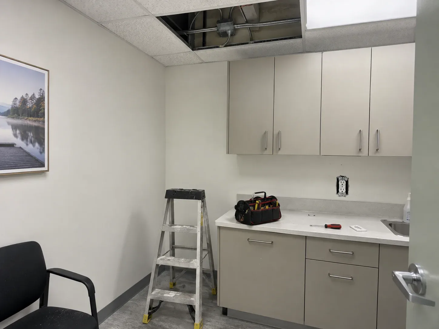 Electrical installation inside a commercial office or clinic